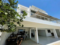 This stunning 4-bedroom villa, with an additional maid's… - Case