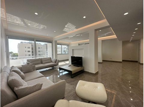 This stunning fully renovated, spacious and bright 3… - Къщи