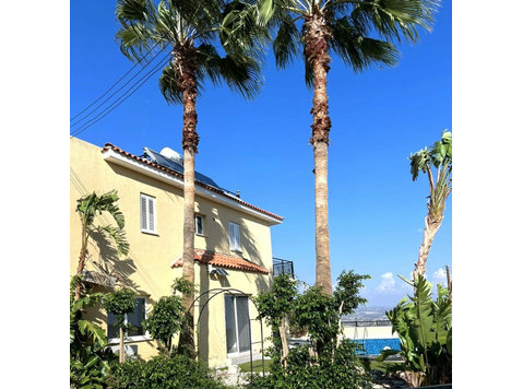This stunning three-bedroom detached villa is perfectly… - Maisons