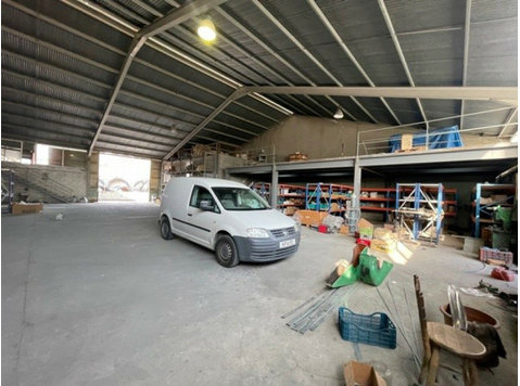 This warehouse is in the central industrial area of Ypsonas… - Häuser