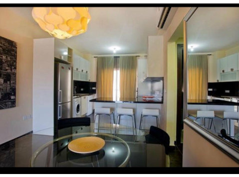 This well-appointed 2 bedroom furnished apartment is… - Rumah