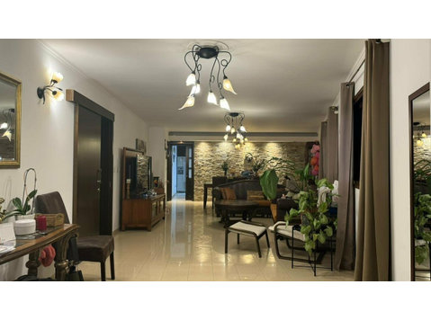 This well-appointed 3 bedroom, 2 bathroom,  furnished upper… - گھر