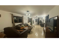 This well-appointed 3 bedroom, 2 bathroom,  furnished upper… - บ้าน