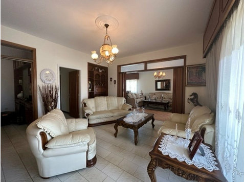 This well appointed 3 bedroom with office or 4th bedroom is… - Casas
