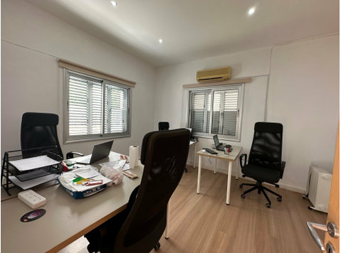 This well appointed office is walking distance to the beach… - Σπίτια