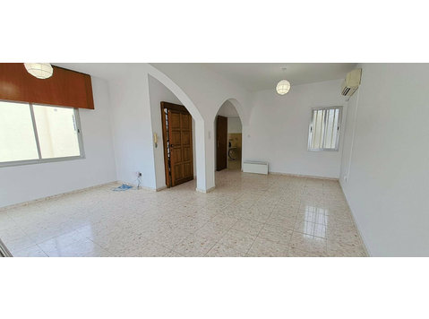 Three bedroom unfurnished upper house available in a… - Mājas