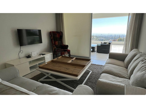 Two bedroom apartment with an unobstructed view of Limassol… - Huse