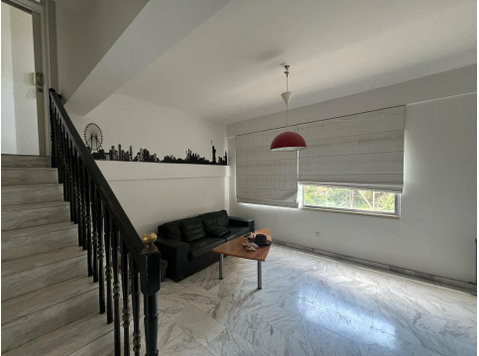 Upper floor 5 bedroom house located in Agia Triada area of… - Dom