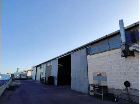 Warehouse located in Agios Athanasios in Limassol is… - Huizen