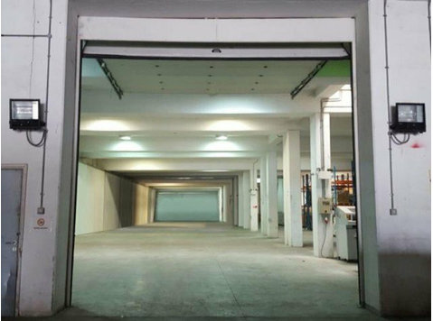 Warehouse offering a covered area of 1400 m2, in near the… - Casas