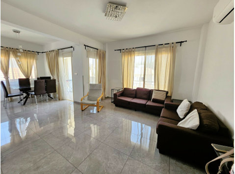 We are happy to present this beautiful, partially… - Maisons