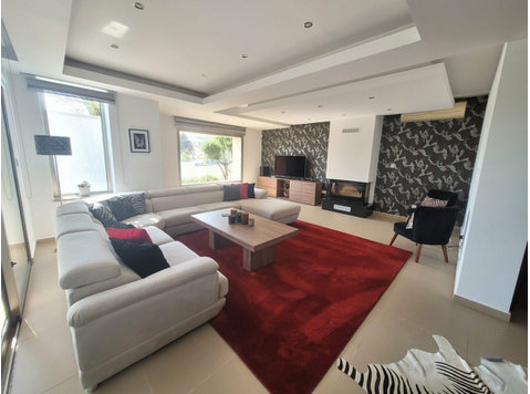 We are happy to present you this beautiful, luxury, modern… - Rumah