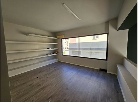 We are pleased to present this beautifully serviced office… - Къщи