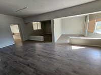 We are pleased to present this beautifully serviced office… - Къщи