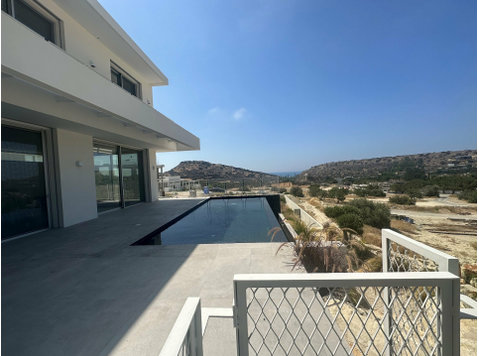 Welcome to this exquisite modern home, a three-level… - בתים