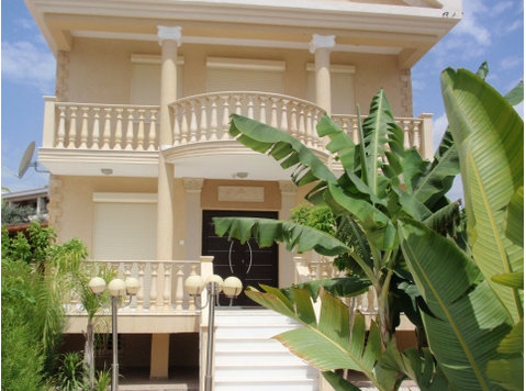 Welcome to this stunning detached villa located in the… - Houses