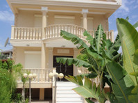 Welcome to this stunning detached villa located in the… - Къщи