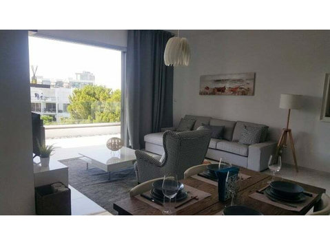 Delux Two bedroom fully furnished apartment with high… - Huse