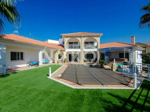 6 bedroom detached house close to Foley's school - Σπίτια