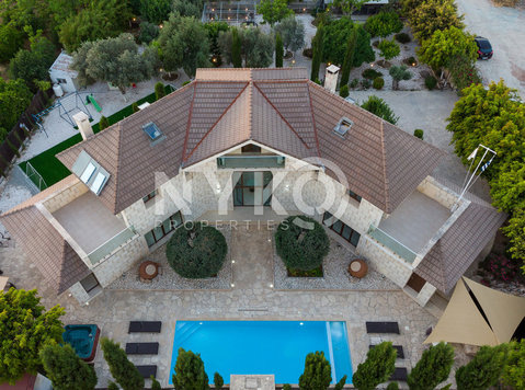 6 bedrooms detached villa close to the beachfront - Houses