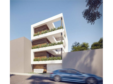 A 3-storey apartment block of six 2-bedroom apartments with… - בתים