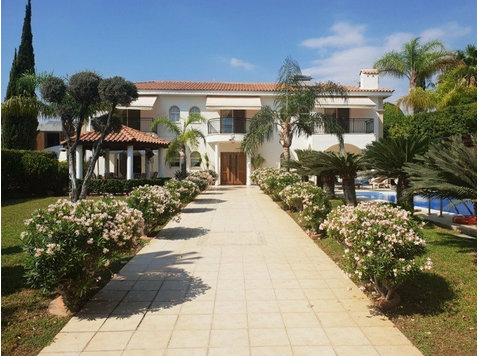A amazing 5 bedroom detached villa located in the green… - Houses