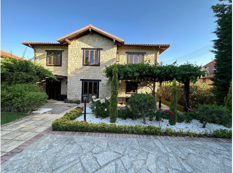 A beautiful 5 bedroom villa located in Souni, in a peaceful… - Case