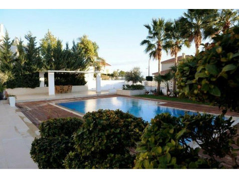 A fabulous 5 bedroom all en suite custom built villa in one… - Maisons