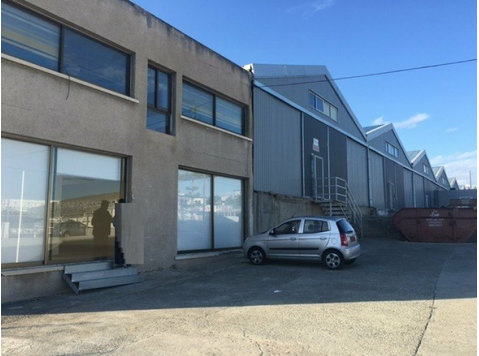 A fabulous Warehouse with offices in the industrial estate… - Houses