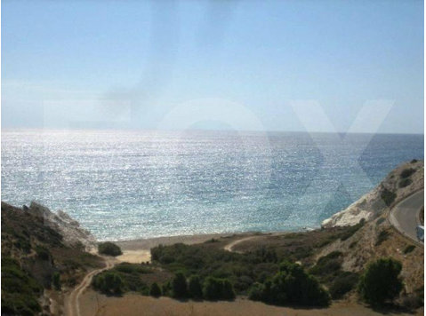 A large piece of land comprising 113.000sq.m is for sale.… - Houses