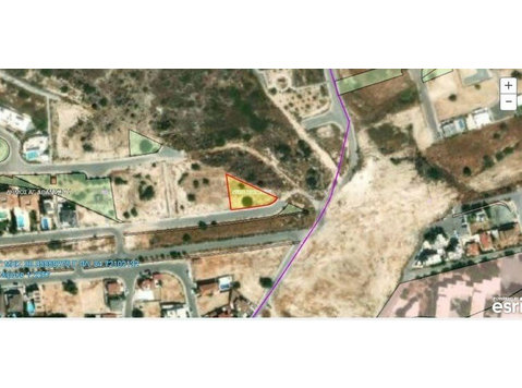 A large plot of residential land with irregular shape of… - Casas