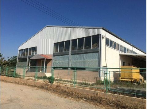 A large warehouse with internal area of 2300m² and has… - Houses