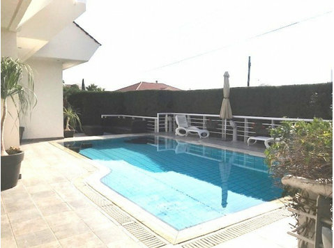 A lovely detached 5 bedroom family home in central Limassol… - Hus