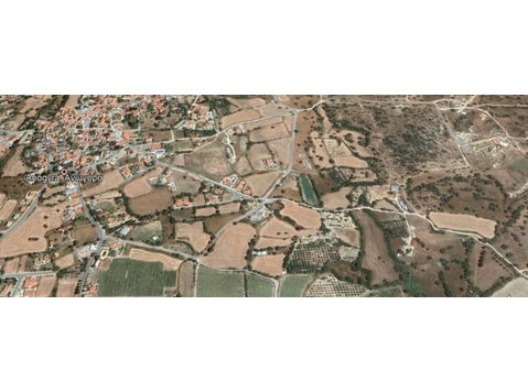 A lovely residential land 4361sqm in Anogyra village area… - Casas