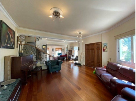 A lovely spacious well appointed family home in the sought… - منازل