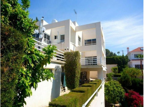A lovely villa situated in a quiet residential area with… - Houses