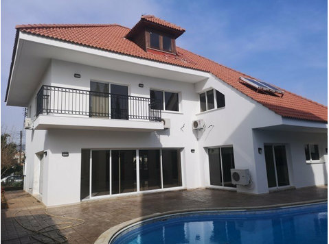 A lovely well-appointed 6 bedroom Villa in the sought after… - Nhà