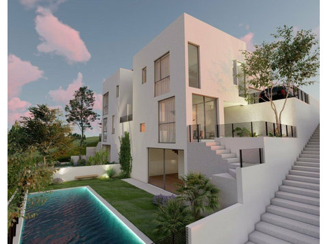 A modern development of two detached housing units in one… - Casas