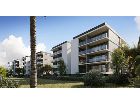 A new ultra-contemporary gated community consisting of six… - בתים
