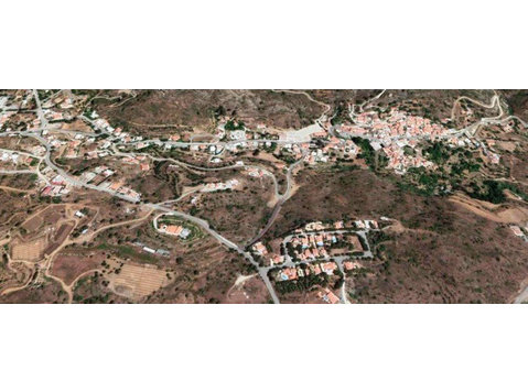 A nice 2018sqm residential land in Kalo Chorio village in… - Domy