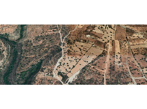 A nice 6940sqm protected zone land in Souni-Zanakia area in… - Casa