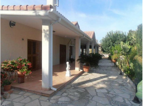 A quite stunning property on the market, a huge 3 bedroom… - Huse