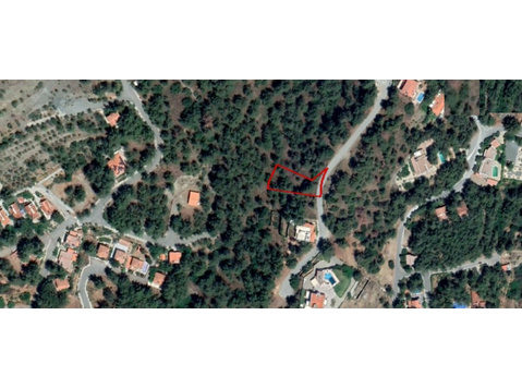 A residential plot with a total area of 970 sqm in Moniatis… - Müstakil Evler