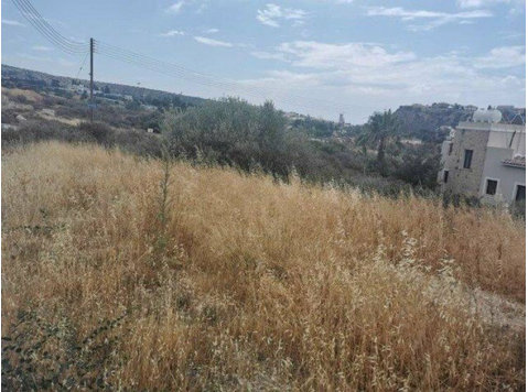 A tourist plot in Agros village in Limassol, in T1d zone… - Dom