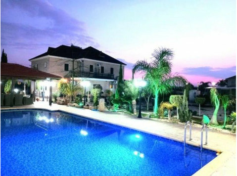 Amazing 5 bedroom detached house in a very quiet area of… - Houses