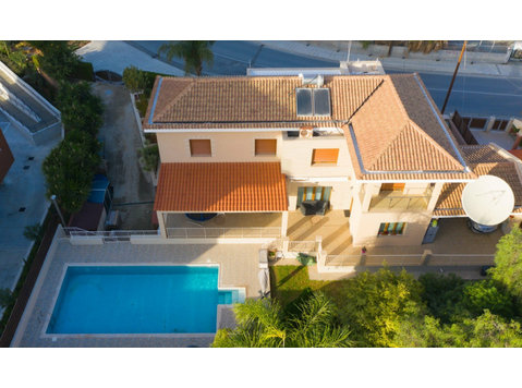 Amazing 6 bedroom detached villa located in Potamos… - Houses