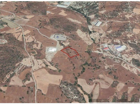 An Industrial land in Monagrouli area in Limassol in B1… - Huse