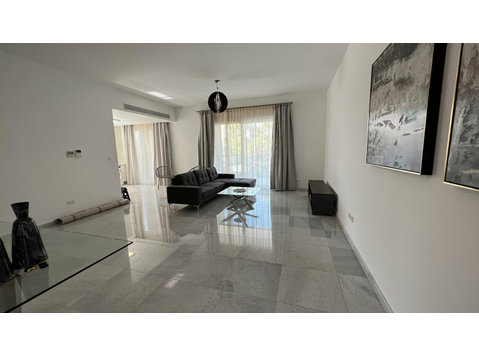 An exceptional spacious 3-bedroom apartment in a quiet… - Houses
