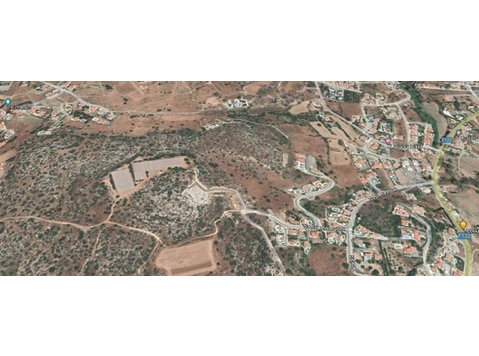 Available 1673sqm in protected zone land located in Pyrgos… - Houses