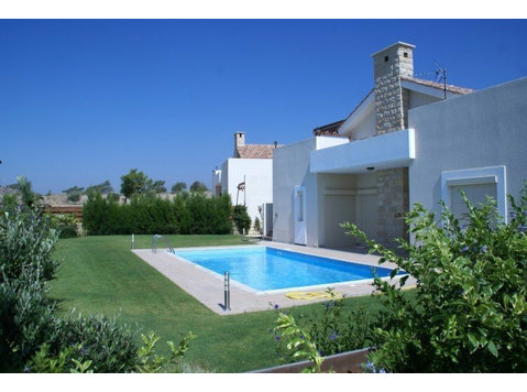 Available 3 bedroom house with private swimming pool in… - Talot